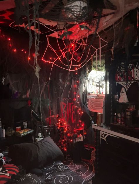 Red Black Room Decor, Mallgoth Bedroom, Metal Head Room Ideas, Victorian Goth Room, Mall Goth Bedroom, Emo Room Aesthetic, Mall Goth Room, Scary Bedroom, Metalhead Room