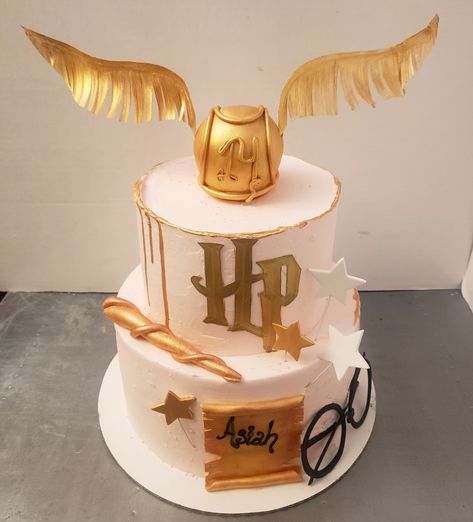 Harry Potter Cake Two Tier, Harry Potter Tiered Cake, Snitch Birthday Cake, Golden Snitch Birthday, Harry Potter House Decor, Golden Snitch Cake, Snitch Cake, Harry Potter Treats, Harry Potter Snitch