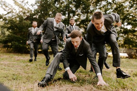 Beer Groomsmen Picture, Groomsmen Beer Run, Groomsmen Chasing Beer Photo, Groomsmen Running For Beer, Beer Run Wedding Photo, Groomsmen Photo Ideas Funny, Fun Groomsmen Pictures, Funny Groomsmen Photos, Country Groomsmen