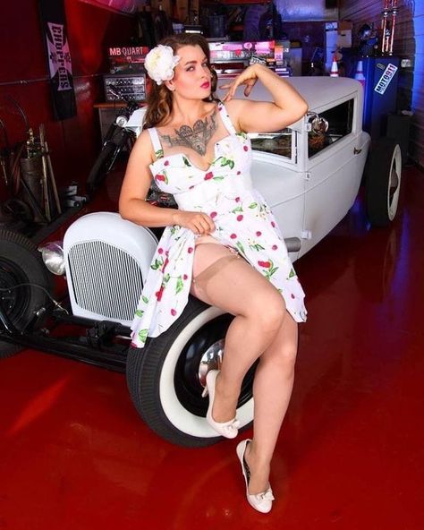 Rockabilly Pin Up Models, 50s Style Outfits, Rockabilly Cars, Pin Up Pictures, Rockabilly Girl, Pin Up Models, Modern Pinup, Pin Up Photography, Rockabilly Pin Up