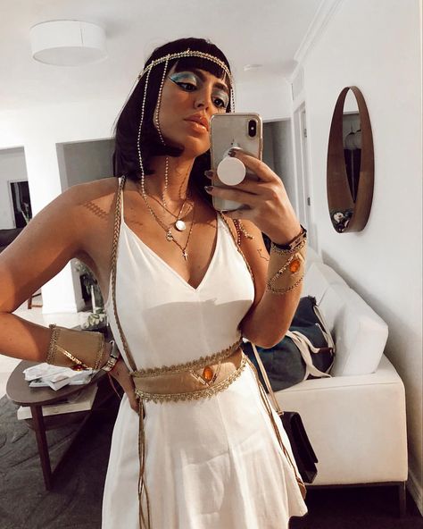 You can call me Cleo 💫 #cleopatra #cleopatracostume #halloween #costume Cleopatra Halloween, Quick Halloween Costumes, Halloween Fest, Halloween Coustumes, Holloween Costume, Trendy Halloween Costumes, Halloween Costumes Friends, Halloween Costumes College, Halloween Costume Outfits