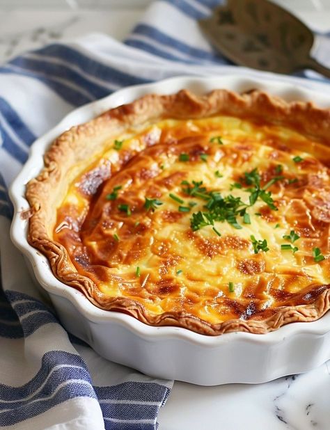 French Quiche Lorraine, Duck Confit Recipe, French Quiche, Gougeres Recipe, French Lunch, How To Make Quiche, Confit Recipes, Quiche Lorraine Recipe, Cannelloni Recipes