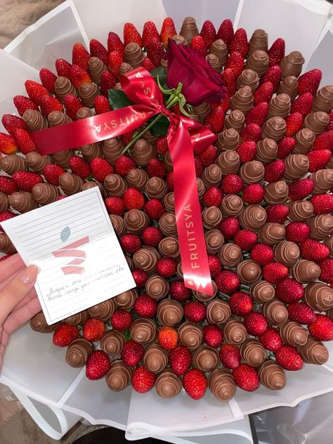 Luxury Birthday Gifts, Food Bouquet, Chocolate Covered Strawberries Bouquet, Luxury Flower Bouquets, Luxury Birthday, Flower Therapy, Beautiful Bouquet Of Flowers, Covered Strawberries, Chocolate Strawberries