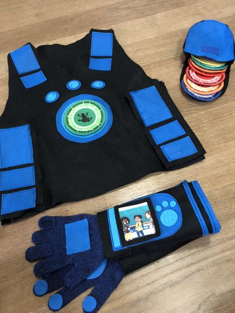 Wild Kratts costume blue Brothers Krett, Diy Wild Kratts Costume, Kratt Brothers Costume, Wild Kratts Halloween Costume, Wild Kratts Costume, Halloween Costumes Kids Boys, Wild Kratts Birthday Party, Explorer Birthday Party, Wild Kratts Party