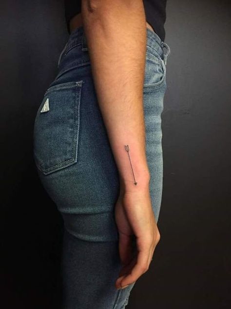 Arrow Tattoo Placements, New School Tattoos, Tattoo Side, Model Tattoos, Tattoo Arrow, Small Arrow Tattoos, Dragon Tattoo For Women, Shape Tattoo, Tramp Stamp