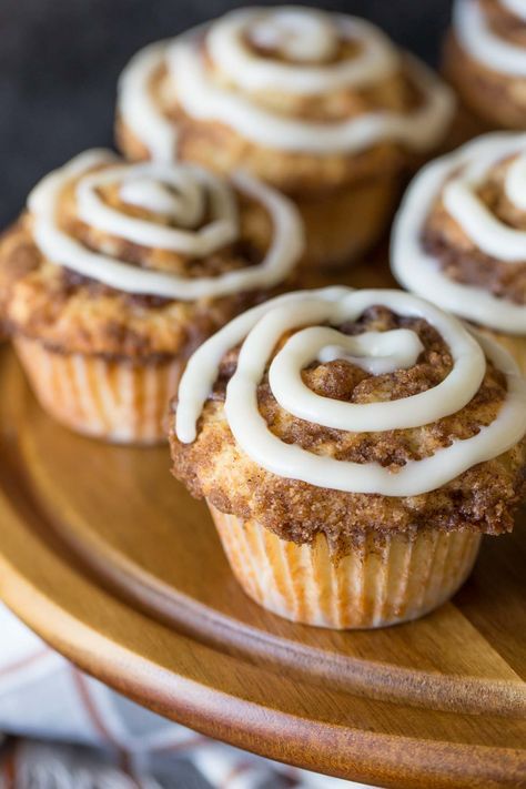 These Cinnamon Roll Muffins have a light, not to sweet, buttermilk cake with a brown sugar cinnamon crumble, and of course a cream cheese icing swirl. #cinnamonrolls #baking #recipe #dessert #muffins Cinnamon Roll Cupcakes, Cinnamon Roll Muffins, Cinnamon Crumble, Cream Cheese Muffins, Cinnamon Muffins, Breakfast Muffins, Little Kitchen, Cinnamon Buns, Food Cakes