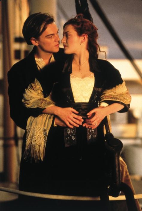 Jack: Step up on the railing. Hold on, hold on. Keep your eyes closed. Do you trust me? Rose: I trust you.   Leonardo DiCaprio and Kate Winslet in Titanic Titanic Costume, Romeo Ve Juliet, Leo And Kate, Movie Kisses, Billy Zane, Jack Rose, Jack Dawson, Young Leonardo Dicaprio, Titanic Movie