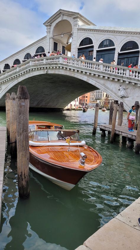 Venice Rialto Bridge, Rialto Bridge Venice, Venice Bridge, Rialto Bridge, Places In Italy, Lucky Girl, Venice Italy, Pretty Places, Venice