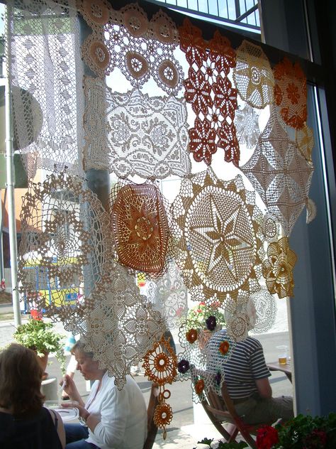 Collecting doilies to do this Fancy Curtains, Doily Art, Patchwork Curtains, Doilies Crafts, Crochet Geek, Crochet Curtains, Trendy Bedroom, Lace Doilies, Crochet Doilies