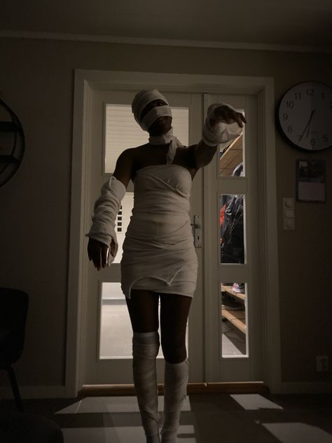 Halloween costume mummy costume Scary Ghost Halloween Costume, Mummies Costume, Mummy Costume Diy, Mummy Costume Women, Thriller Costume, Mummy Halloween Makeup, Halloween Costume Mummy, Halloween Mummy Costume, Mummy Costumes