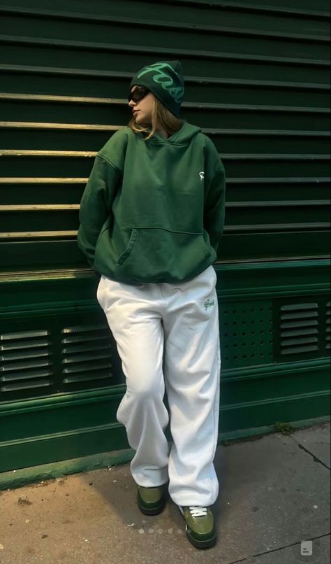 Winter First Date Outfit, Green Hoodie Outfit, Winter Date Outfit Ideas, Date Outfit Ideas, Looks Hip Hop, Tracksuit Outfit, Comfy Casual Outfits, Clueless Outfits, Shotting Photo