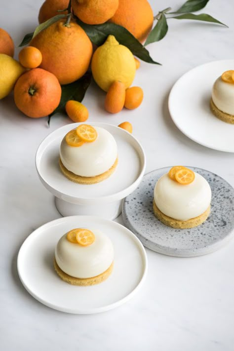 Entremets individuels miel et agrumes - Empreinte Sucrée Mini Entremet, Holiday Desserts Christmas, Patisserie Fine, Fine Dining Desserts, French Patisserie, Individual Cakes, Sweet Table, Citrus Fruit, Holiday Desserts