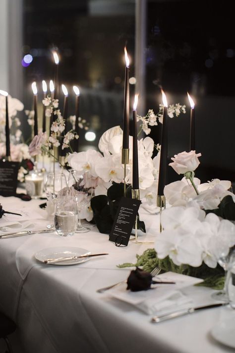 Black And White Wedding Flowers, Black And White Wedding Table, White Wedding Table Setting, White Wedding Table, White Wedding Centerpieces, Black Taper Candles, White Weddings Reception, Black And White Wedding Theme, Tafel Decor