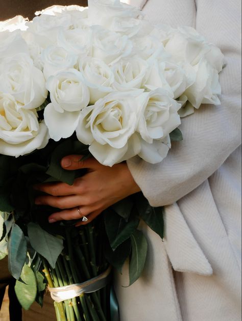 White Floral Proposal, Proposal Bouquet, Rose Gold Flower Ring For Proposal, White Roses Proposal, Proposal Aesthetic Faceless, White Rose Proposal, Beach Proposal White Roses, Proposal Aesthetic, Mrs Wilson