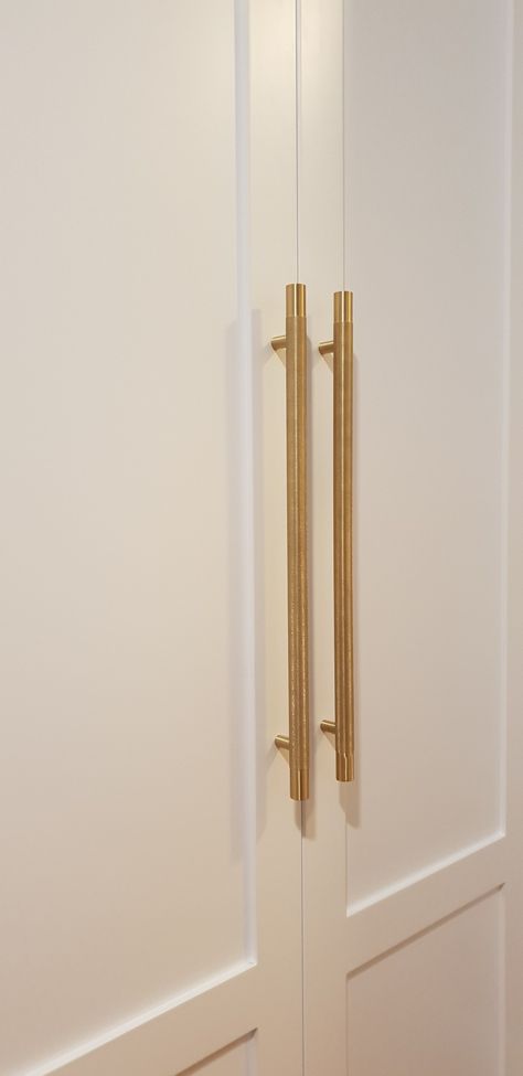 White Wardrobe Gold Handles, White Door Gold Handle, Floor To Ceiling Wardrobes, White Cupboard, Cabinets Handles, Bedroom Plan, Wooden Cupboard, Bedroom Cupboards, White Wardrobe