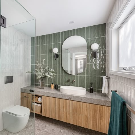 Our favourite bathroom transformations (with before and after photos) Küchen In U Form, Free Kitchen Design, Bathroom Transformation, Studio Interior Design, Bathroom Redesign, Bathroom Design Decor, Bathroom Inspiration Decor, Upstairs Bathrooms, Studio Interior