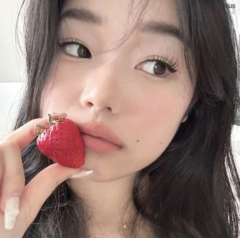 Daiz Choi, Daisy Choi, Strawberry Girl, Fashion Creator, Cream Aesthetic, Fav Youtubers, Pastel Pink Aesthetic, Foto Ideas Instagram, Pinterest Girls