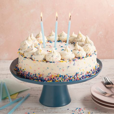 30 Creative Ways to Decorate a Birthday Cake Vanilla Birthday Cake Recipe, Dessert Favorites, Lemon Chiffon Cake, Vegan Birthday Cake, Vanilla Birthday Cake, Birthday Cake Decorating Ideas, Cake Hacks, Surprise Cake, Homemade Frosting