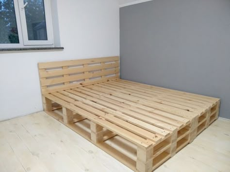 Mattress On Pallets, Wooden Palette Bed, Pallet Board Bed Frame, Palette Board Bed, Pallet Bed Plans, Pallet Bedframe Ideas, Palate Bed Frame, Pallet Bed Full Size, How To Make A Pallet Bed