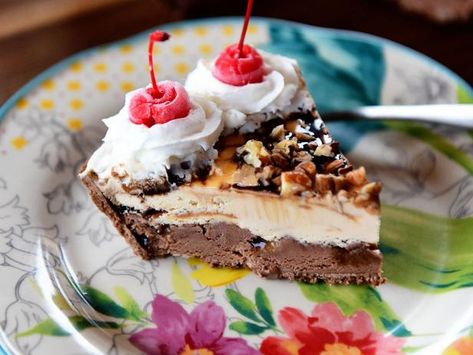 Get King of the Ranch Ice Cream Pie Recipe from Food Network Fried Mozzarella Bites, Noodles With Mushrooms, Pioneer Woman Desserts, Ree Drummond Recipes, Ice Cream Pie Recipe, Cakes And Pies, Ice Cream Pie, Ice Cream Cakes, Cream Pie Recipes