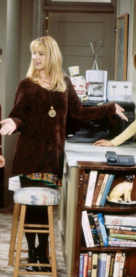 Phoebe Buffay Sweater, Phoebe Buffay Bangs, Phoebe Buffay Outfit Inspiration, Phoebe Buffay Outfits Season 1, Edgy Grandma, Pheobe Buffay Outfit Style, Whimsigoth Winter, Friends Fits, Phoebe Buffay Outfits