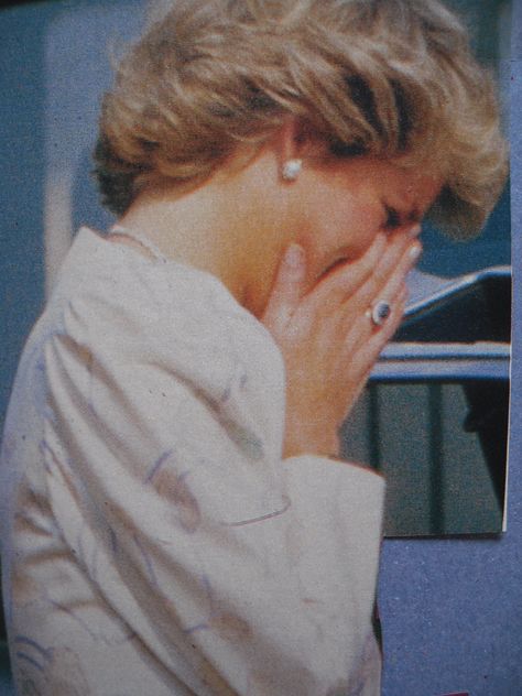 Princess Diana crying over the issue of Camilla and there being 'three in her marriage' with Charles.  Camilla being the other woman. Diana Williams, Prins William, Prins Harry, Princess Diana Family, Princess Diana Pictures, Princes Diana, Diana Fashion, Charles And Diana, Isabel Ii