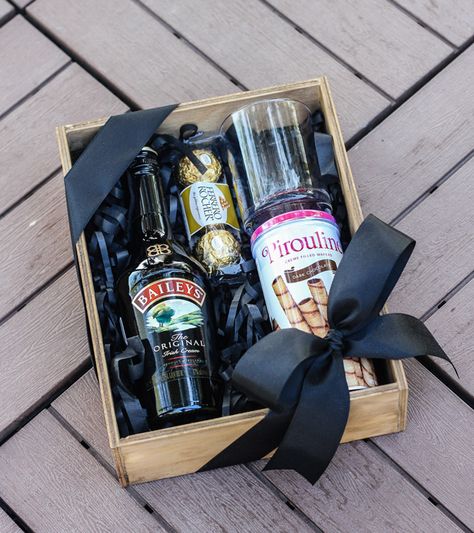 Wine Gift Box Ideas For Men, Mimosa Gift Basket Diy Cute Ideas, Baileys Gift Basket Ideas, Christmas Liquor Gift Ideas, Christmas Gift Box For Men, Christmas Alcohol Gifts, Wine Gift Basket Ideas, Lantern Gift Basket, Alcohol Gifts For Men