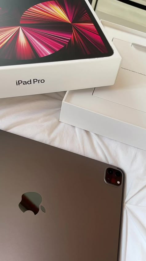 New Ipad Aesthetic, Ipad Unboxing Aesthetic, Ipad Pro Unboxing, Ipad Vision Board, Ipad Unboxing, Ipad Pro Aesthetic, Ipad 2023, Apple Gadgets Iphone, Ipad Essentials