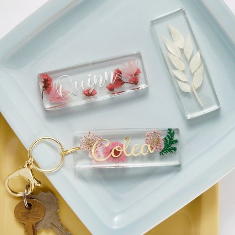 Personalized Pressed Flower Resin Keychain Resin Alphabet Keychain, Resin Key Chains, Resin Alphabet, Diy Resin Keychain, Alphabet Keychain, Keychain Aesthetic, Resin Arts, Pressed Flower Resin, Epoxy Ideas