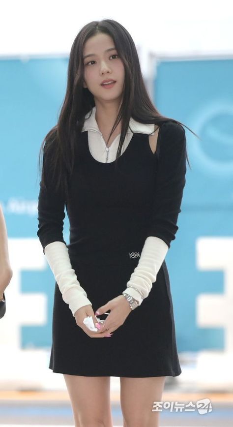 Interview Dress, Pop Clothing, Academia Style, High Fashion Looks, Icn Airport, Korean Fashion Dress, Jisoo Blackpink, Velvet Fashion, Streetwear Fashion Women