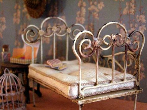 . Doll House Bed, Mini Bed, Miniature Building, Iron Beds, Wrought Iron Bed, Miniatures Diy, Dollhouse Tutorials, Dollhouse Bed, Mini Furniture