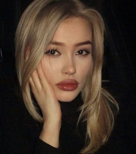 Blonde Brown Eyes, Brown Eyes Blonde Hair, Lips Inspiration, Wife Aesthetic, Blonde Hair Makeup, Blonde Hair Brown Eyes, Face Art Makeup, Psychology Student, Mob Wife