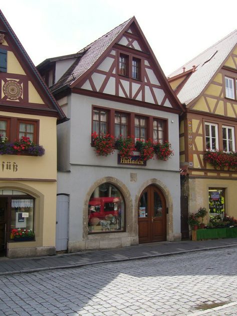 Kitzingen Germany, German Houses, Apartment Exterior, German Architecture, German Village, Cities In Germany, European Architecture, Ceramic Houses, Historical Architecture