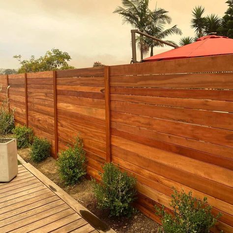 Wood Fence Design Ideas, Front Fence Ideas, Modern Horizontal Fence, Ipe Fence, Horizontal Cedar Fence, Horizontal Fence Ideas, Patio Renovation, Modern Wood Fence, Horizontal Slat Fence