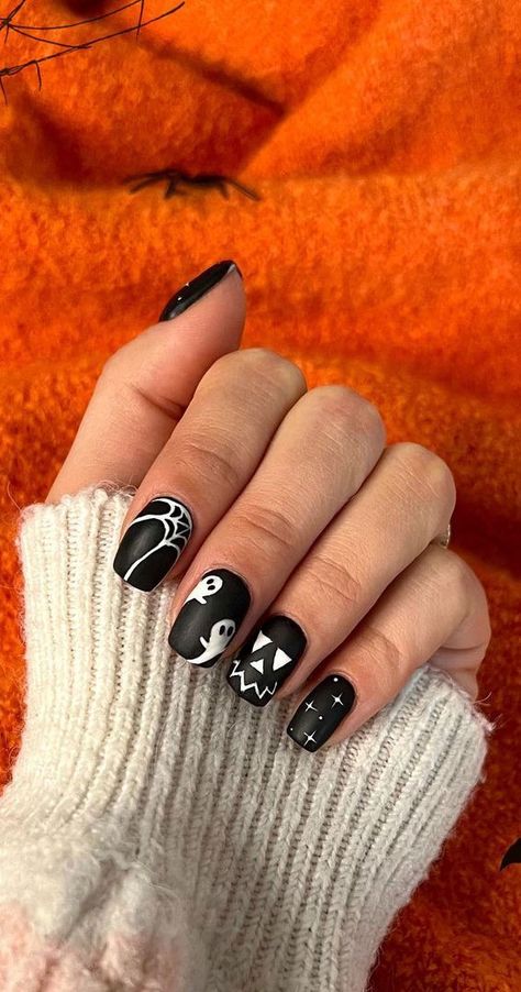 Ghost Square Nails, Matte Black Ghost Nails, Black And White Ghost Nails, Black And White Spooky Nails, Black White Halloween Nails, Black Ghost Nails, Spooky Short Nails, Short Halloween Nails Gel, Spooky Nails Short