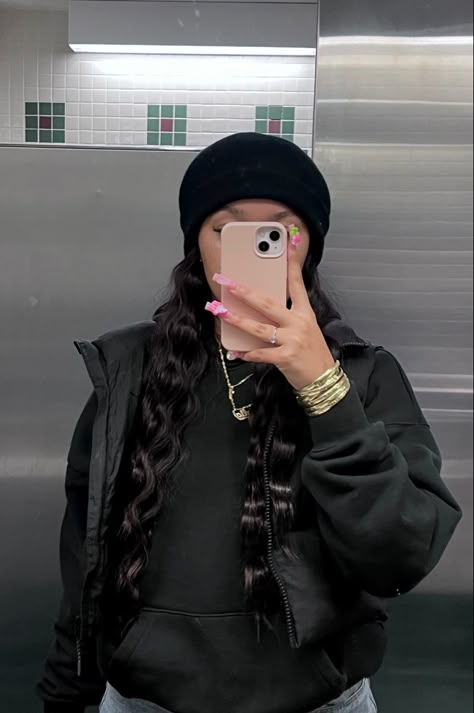 Black Beanies Outfits, Cute Beanie Outfits Winter Casual, Baddie Beanie Outfit, Winter Outfits With Puffer Vest, Outfits With Beanies Black Women, Outfits With Black Beanies, Black Beanie Outfit Baddie, Beanie Outfits Black Women, Black Beanie Outfit Aesthetic