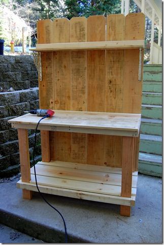 DIY Potting Bench. I would have to make it a little bit bigger and put a sink in it so when I pot plants all the soil goes down through the hole and into a bucket. Potting Bench Ideas, Diy Potting Bench, Potting Tables, Potting Table, Potting Sheds, Potting Bench, Pallet Garden, Budget Diy, Diy Pallet