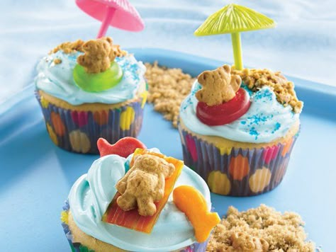 Teddy grahams--so cute! Beach Cupcakes, Summer Cupcakes, Bbq Ideas, Cupcake Wars, Wedding Dessert, Cupcake Cake, Cupcake Party, Summer Treats, Girls Birthday