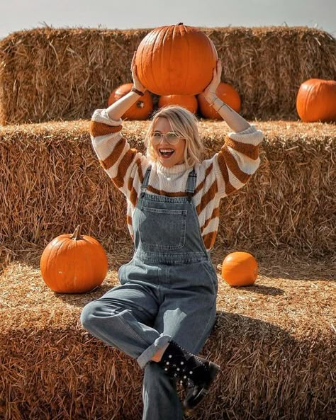 Pumpkin Photography Ideas, Pumpkin Outfit Halloween, Pumpkin Farm Pictures, Pumpkin Farm Outfit, Autumn Photoshoot Outfits, Fall Outfits Orange, Pumpkin Village, Pumpkin Patch Outfit Women, Fall Halloween Outfits