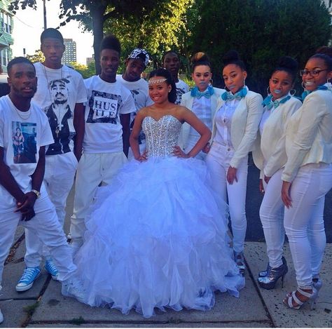 I want my court to be dressed almost the same Sweet 16 Court Ideas, Dream Quinceanera, Tiana Birthday Party, 15th Birthday Party Ideas, Sweet 16 Photos, Quinceanera Ideas, Group Pic, 16 Birthday, Sweet 16 Parties