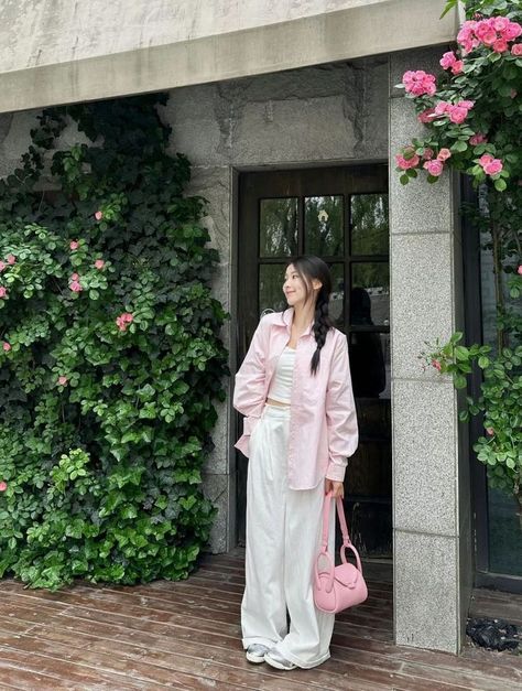 Pastel Korean Outfits, Pink Ootd Aesthetic, Korean Soft Girl Outfit, Korean Pastel Outfits, Korean Poses Photo Ideas, Korean Summer Outfits Casual, Pink Korean Aesthetic, Ootd Korean Style Casual, Soft Korean Aesthetic