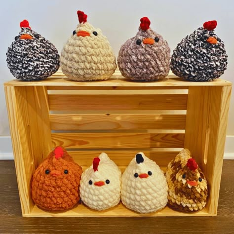 Charming Chickens: Free Chicken Crochet Pattern Crochet Fluffy Chicken, Easy Crochet Projects To Sell, Crochet Stuffys, Chicken Crochet Pattern, Crochet Farm Animals, Chicken Crochet, Crochet Plushies, Knit Toys, Chicken Pattern