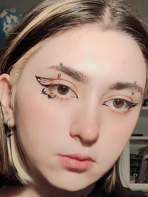 makeup butterfly wing flash Simple Wing Makeup, Subtle Butterfly Makeup, Fairy Wings Makeup, Butterfly Wing Nail Art, Butterfly Wing Makeup, Fairy Wing Makeup, Fairy Wing Eyeliner, Butterfly Wing Eyeliner, Fairy Wing Nails