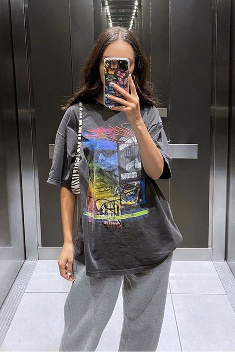 grey oversized graphic tee with grey sweatpants Grey Tee Outfit, Gray Sweatpants Outfit, Oversized Tee Outfit, Casual Tshirt Outfit, Oversized Shirt Outfit, Track Pants Outfit, Oversize Tshirt Outfits, Outfit Oversize, Graphic Tee Outfits