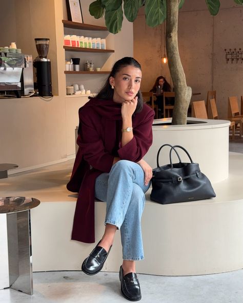 Spotted in Brussels, ordering coffee before leaving Belgium again, Sherien Boni! XOXO, Gossip Girl ☕️ Lucky Brand Outfits, Burgundy Scarf, Xoxo Gossip, Nyc Street Style, Colorful Jumpsuit, Rihanna Style, Fall Outfit Ideas, Fall Winter Wardrobe, Trendy Fall Outfits