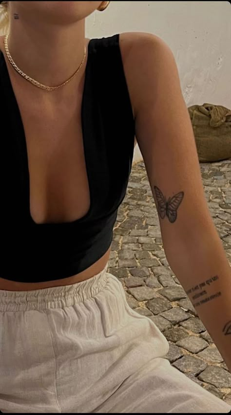 Tatto On Arms Girl, Monarch Butterfly Tattoo Placement, Butterfly On Arm Tattoo, Arm Tattoos For Women Simple, Tattoo Papillon, Butterfly Tattoos On Arm, Simple Tattoos For Women, Girl Arm Tattoos, Mom Tattoo Designs