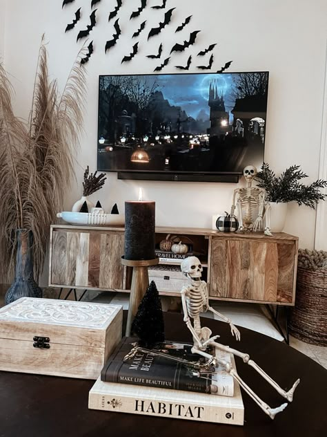 Black Halloween Living Room, Combine Fall And Halloween Decor, Living Room Decorated For Halloween, Modern Halloween Decor Apartment, Minimal Halloween Decor Living Room, Modern Halloween Decor Living Room, Halloween Decor Indoor Aesthetic, Aesthetic Halloween Living Room, Halloween Decorations Indoor Neutral