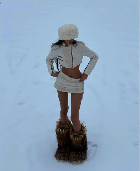 Snow Party Outfit, Ski Party Theme Outfit, Ski Themed Party, Dress In The Snow, Birthday Party Fits, Snow Birthday Party, Party Outfit Winter, Snow Fits, Ski Trip Outfit