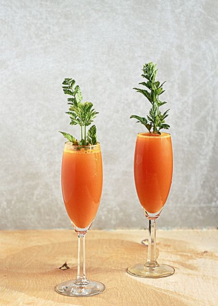 Carrot Mimosas recipe - Carrot juice and Prosecco combine to make these cute, kitschy mimosas that couldn't be more perfect for Easter. Carrot Mimosa, Easter Cocktails Drinks, Cordial Cocktails, Easter Cocktail Recipes, Vegetable Cocktails, Luncheon Recipes, Easter Drink, Easter Cocktails, Spicy Carrots