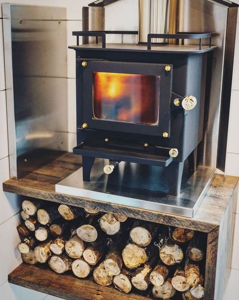 ideas for tiny wood burning stoves Small Log Burner, Tiny House Wood Stove, Cubic Mini Wood Stove, Mini Wood Stove, Tiny Wood Stove, Small Wood Stove, Rustic Tiny House, Tiny House Living Room, Wood Stove Cooking